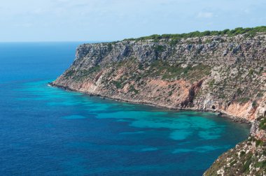Formentera, Balear Adaları, İspanya: Akdeniz ve La Mola cliff adanın uzak doğu ucundaki Marnixkade maquis ile nefes kesici manzara havadan görünümü 