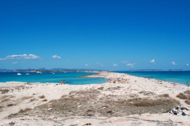 Formentera, Balear Adaları, İspanya: soldaki Ses Illetes plaj ve Llevant beach sağda, kum bir berzah tarafından bölünmüş Trucador Yarımadası'nın Batı ve Doğu tarafında iki ünlü Plajlar