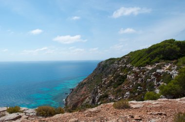 Formentera, Balear Adaları, İspanya: Akdeniz ve La Mola cliff adanın uzak doğu ucundaki Marnixkade maquis ile nefes kesici manzara havadan görünümü 