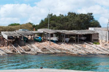 Formentera, Balear Adaları: küçük bir balıkçı köyü Es Calo limanda kayıkları çıkarmak için ahşap yürüyüş yolları