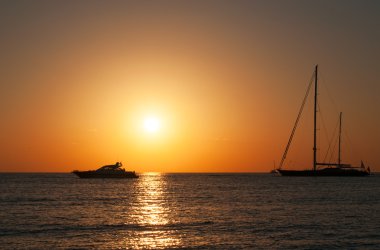 Formentera, Balear Adaları, İspanya: nefes kesen günbatımı, sürat teknesi ve bir yelkenli üzerinde plaj, Ses Illetes, Trucador Yarımadası, adanın en ünlü plajlarından Batı tarafında