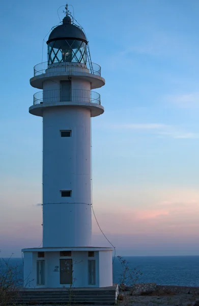 Formentera, Baleárské ostrovy, Španělsko: pohled Es Cap de Barbaria Lighthouse při západu slunce, maják postaven v roce 1972 a nachází na vzdáleném jižním cípu ostrova na vrcholu skalnatého útesu — Stock fotografie