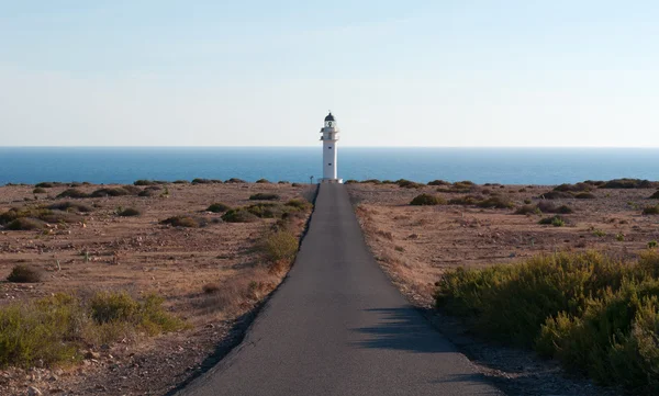 Formentera, Islas Baleares, España: Mar Mediterráneo, maquis mediterráneos y vista panorámica de la carretera al faro de Es Cap de Barbaria, construido en 1972 en el extremo sur de la isla — Foto de Stock