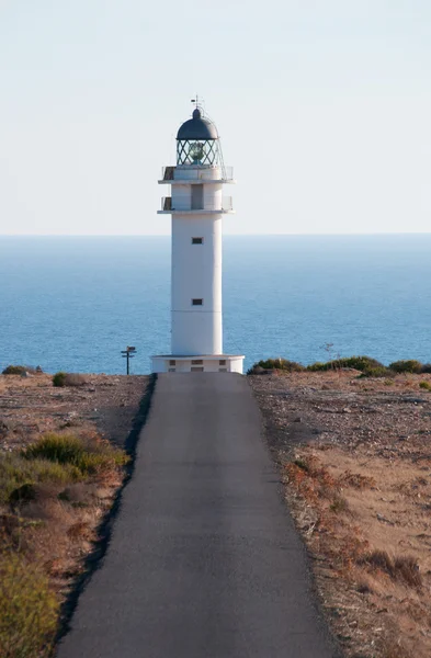 Formentera, Islas Baleares, España: Mar Mediterráneo, maquis mediterráneos y vista panorámica de la carretera al faro de Es Cap de Barbaria, construido en 1972 en el extremo sur de la isla — Foto de Stock