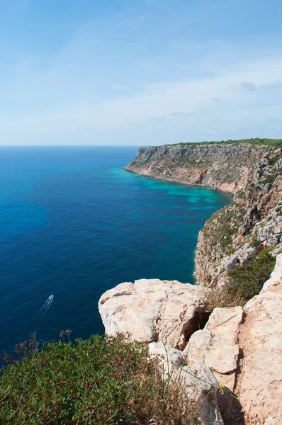 Formentera, Ilhas Baleares, Espanha: vista aérea da paisagem de tirar o fôlego com o Mar Mediterrâneo e maquis visto de La Mola penhasco na extremidade leste da ilha — Fotografia de Stock