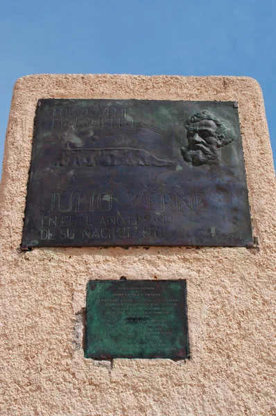 Formentera: the memorial plaque for Jules Verne at La Mola, the french writer who chose to set his 1877 novel Off on a Comet in Formentera describing the island as the end of the world — Stock Photo, Image