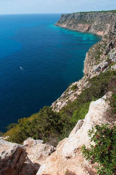 Formentera, Islas Baleares, España: vista aérea del impresionante paisaje con el mar Mediterráneo y los maquis vistos desde el acantilado de La Mola en el extremo oriental de la isla —  Fotos de Stock