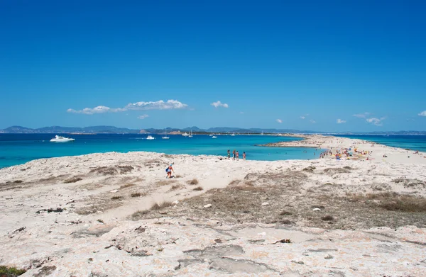 Formentera, Islas Baleares, España: la playa de Ses Illetes a la izquierda y la playa de Llevant a la derecha, las dos famosas playas del lado oeste y este de la península de Trucador divididas por un istmo de arena —  Fotos de Stock