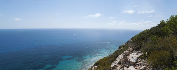 Ібіца, Балеарські острови, Іспанія: пташиного польоту захоплюючим краєвидом з Середземного моря і маквіс, maquis видно з La Mola скелі на Далекосхідний частині острова — стокове фото