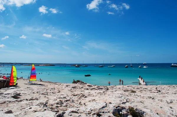 Formentera, Baleár-szigetek, Spanyolország: szörf és lélegzetelállító kilátás nyílik a vitorlás Horgonyzott le a strand, Ses Illetes, a Trucador-félsziget nyugati oldalán egyik legszebb strandja, a sziget — Stock Fotó