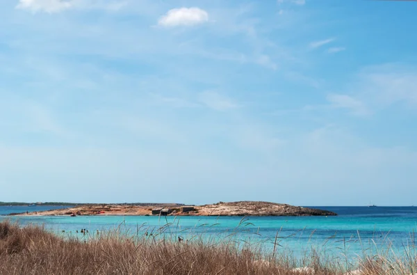 Formentera, Baleárské ostrovy, Španělsko: úchvatný pohled středomořské makchie a pláž Ses Illetes, na západní straně poloostrova Trucador, jedné z nejznámějších pláží na ostrově — Stock fotografie