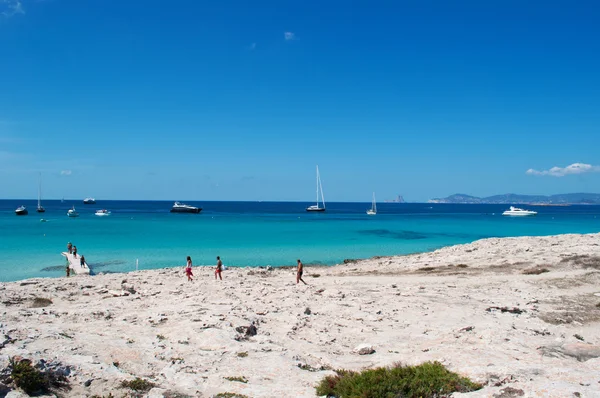 Formentera, Islas Baleares, España: impresionantes vistas de veleros amarrados frente a la playa de Ses Illetes, en el lado occidental de la península de Trucador, una de las playas más famosas de la isla —  Fotos de Stock