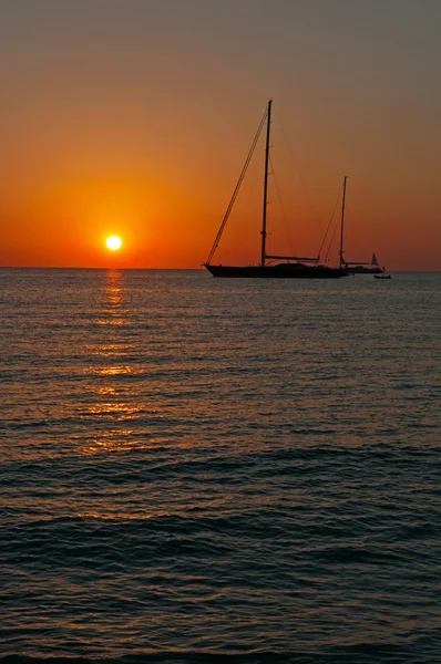 Formentera, Balearerna: sailboata på Ses Illetes beach vid solnedgången — Stockfoto