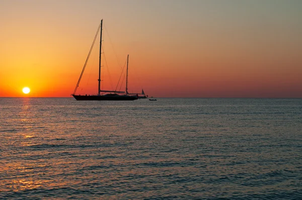 Formentera, Baleárské ostrovy, Španělsko: nádherný západ slunce a plachetnice na pláž Ses Illetes, na západní straně poloostrova Trucador, jedné z nejznámějších pláží na ostrově — Stock fotografie