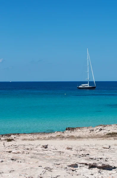 Formentera, Balearic Islands, Spain: breathtaking view of a sailboat on the beach of Ses Illetes, on the western side of the Trucador peninsula, one of the most famous beaches of the island — Stock Photo, Image
