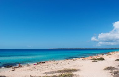 Formentera, Balear Adaları, İspanya: görünüm Es çarpıcı Beach, Playa (veya Platja) de çarpıcı, öğlen beach, 6 kilometre uzunluğunda adanın en büyük plaj