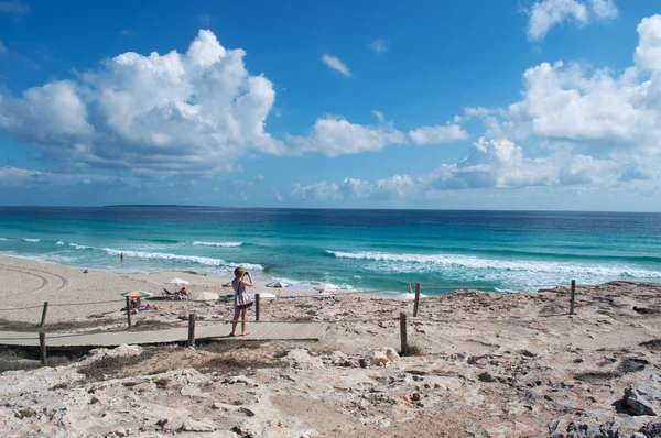 Formentera, Islas Baleares, España: vista aérea de la impresionante playa de Platja (o Playa) de Llevant, en el lado este de la península de Trucador, una de las playas más famosas de la isla — Foto de Stock