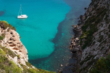 Formentera, Balear Adaları, İspanya: Akdeniz'de bir katamaran ile Akdeniz maki görünümünü 