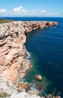 Formentera, Balear Adaları, İspanya: Punta Prima, eastern Cape'deki Es Pujols Merkezi yakınındaki adanın uçurumun havadan görünümü