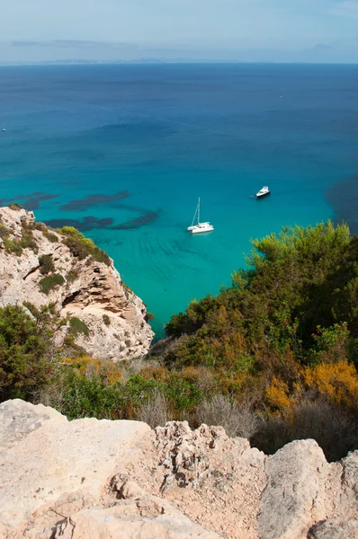 Formentera, Balearen, Spanien: Blick auf die mediterrane Macchia mit einem Katamaran und einem Schnellboot im Mittelmeer — Stockfoto