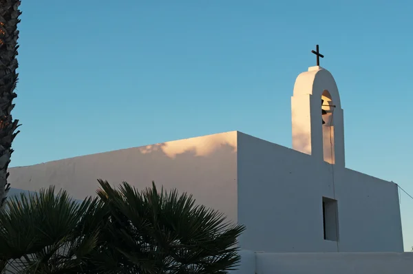 Formentera, Baleárské ostrovy, Španělsko: zvonice farního kostela Pilar de La Mola, budova z osmnáctého století ve vesnici Pilar de La Mola — Stock fotografie