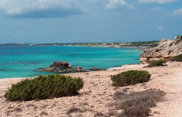 Formentera, Islas Baleares, España: caminando por los senderos de la isla, vista panorámica del mar Mediterráneo y maquis mediterráneos —  Fotos de Stock
