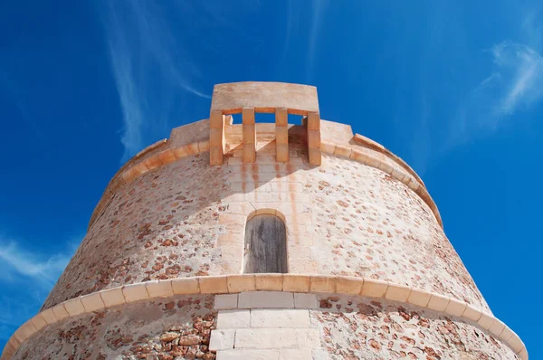 Formentera, Islas Baleares, España: cielo azul y vista de la Torre de sa Punta Prima, torre de vigilancia del siglo XVII construida para controlar la costa oriental de la isla —  Fotos de Stock