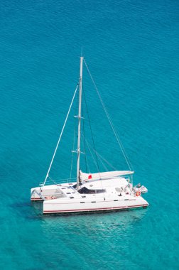 Formentera, Balear Adaları, İspanya: Akdeniz'de yüzen bir Katamaran görünümünü 