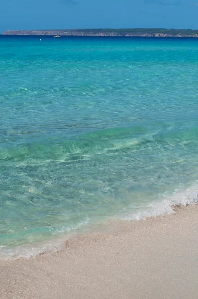 Formentera, Baleárské ostrovy, Španělsko: pohled Es Migjorn Beach, Playa (nebo Platja) de Migjorn, poledne pláž, největší pláž na ostrově, 6 kilometrů dlouhá — Stock fotografie