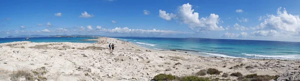 フォル メンテラ島、バレアレス諸島、スペイン: 左側の Ses イレタスのビーチ、Llevant ビーチ、右側に砂の地峡で割った Trucador 半島の西部および東の側に 2 つの有名なビーチ — ストック写真