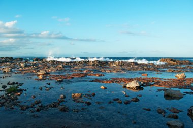 Formentera, Balear Adaları, İspanya: kaya, kum ve dalgalar Es Pujols Beach adanın en önemli turizm merkezinde yer alan