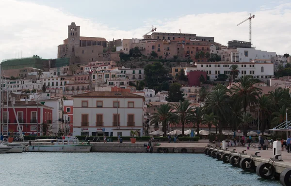 Ibiza, Islas Baleares: el horizonte de la ciudad de Ibiza y el puerto — Foto de Stock