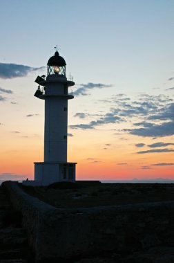 Formentera, Balear Adaları, İspanya: Es Cap de barbarlığın deniz feneri günbatımı görünümünü, işaret 1972 yılında inşa edilmiş ve adanın tepesinde bir kayalık uçurum çok güney ucunda yer alan
