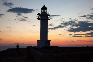 Formentera, Balear Adaları, İspanya: Es Cap de barbarlığın deniz feneri günbatımı görünümünü, işaret 1972 yılında inşa edilmiş ve adanın tepesinde bir kayalık uçurum çok güney ucunda yer alan