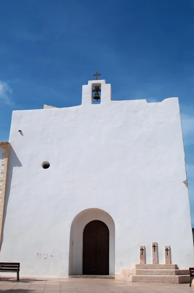 Formentera, Balearerna, Spanien: fasaden av kyrkan av Sant Francesc Xavier, den största staden och huvudstaden på ön, ursprungligen en befäst redoubt vars byggnad började 1726 — Stockfoto