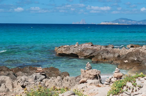 Formentera, Isole Baleari, Spagna: castelli rocciosi sulla Platja (o Playa) de Ses Illetes, sul lato occidentale della penisola di Trucador, una delle spiagge più famose dell'isola — Foto Stock