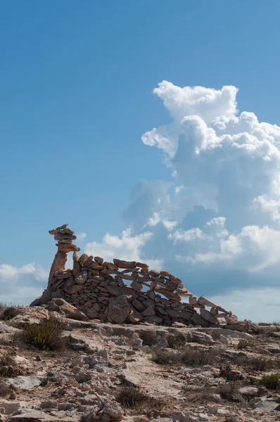 Formentera, Islas Baleares, España: castillos rocosos en el sendero a la playa de Platja (o Playa) de Llevant, en el lado oriental de la península de Trucador, una de las playas más famosas y tranquilas de la isla — Foto de Stock