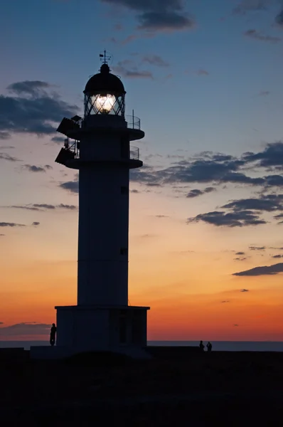 Formentera, Islas Baleares, España: vista del faro de Es Cap de Barbaria al atardecer, faro construido en 1972 y situado en el extremo sur de la isla en la cima de un acantilado rocoso — Foto de Stock