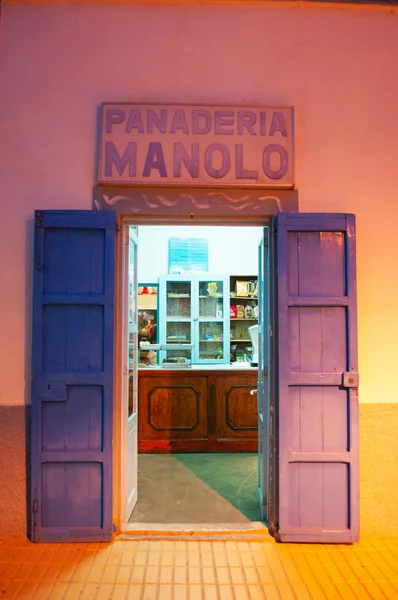 Formentera, Islas Baleares, España: la puerta y el signo de Panaderia Manolo, una panadería abierta en 1925 en la localidad de Sant Francesc Xavier, una de las tiendas más antiguas de la isla — Foto de Stock
