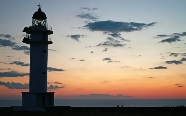 Formentera, Islas Baleares, España: vista del faro de Es Cap de Barbaria al atardecer, faro construido en 1972 y situado en el extremo sur de la isla en la cima de un acantilado rocoso — Foto de Stock