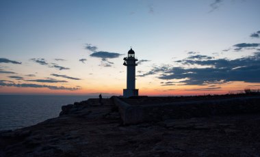 Formentera, Balear Adaları, İspanya: Es Cap de barbarlığın deniz feneri günbatımı görünümünü, işaret 1972 yılında inşa edilmiş ve adanın tepesinde bir kayalık uçurum çok güney ucunda yer alan