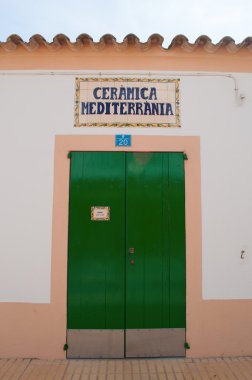 Formentera, Balear Adaları, İspanya: Ceramica Mediterranea, Sant Francesc Xavier adanın tipik seramik satan bir ünlü seramik zanaat mağazasında yeşil kapı