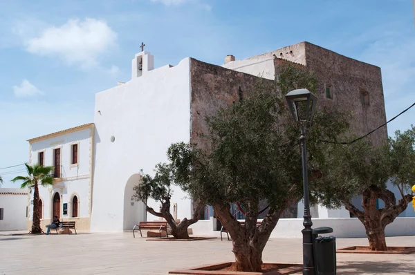 Formentera, Islas Baleares, España: vista de la Iglesia de Sant Francesc Xavier, la principal ciudad y capital de la isla, originalmente un reducto fortificado cuyo edificio comenzó en 1726 —  Fotos de Stock