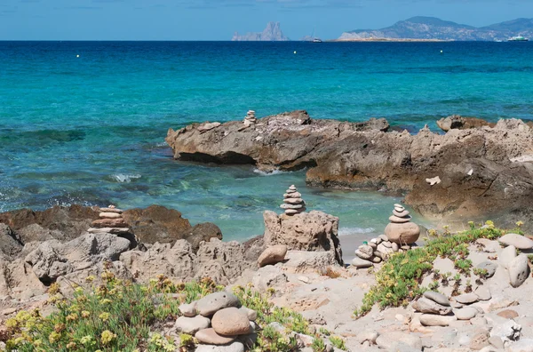 Formentera, Isole Baleari, Spagna: castelli rocciosi sulla Platja (o Playa) de Ses Illetes, sul lato occidentale della penisola di Trucador, una delle spiagge più famose dell'isola — Foto Stock