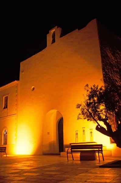 Formentera, Islas Baleares, España: vista nocturna de la iglesia de Sant Francesc Xavier, la principal ciudad y capital de la isla, originalmente un reducto fortificado cuyo edificio comenzó en 1726 —  Fotos de Stock