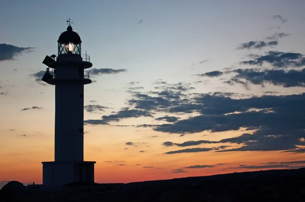 Formentera, Islas Baleares, España: vista del faro de Es Cap de Barbaria al atardecer, faro construido en 1972 y situado en el extremo sur de la isla en la cima de un acantilado rocoso — Foto de Stock