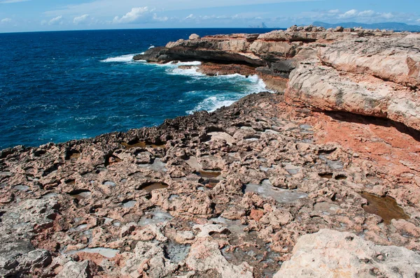 Formentera, Islas Baleares, España: acantilados y rocas en Punta de La Gavina, en el cabo occidental de la isla — Foto de Stock