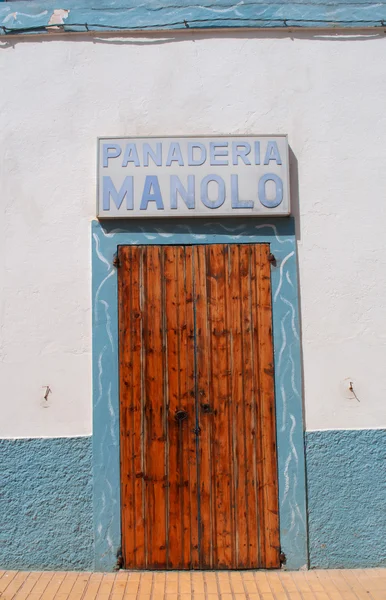 Formentera, balearen, spanien: die tür und das schild von panaderia manolo, einer bäckerei eröffnet 1925 in der stadt in sant francesc xavier, einem der ältesten geschäfte der insel — Stockfoto