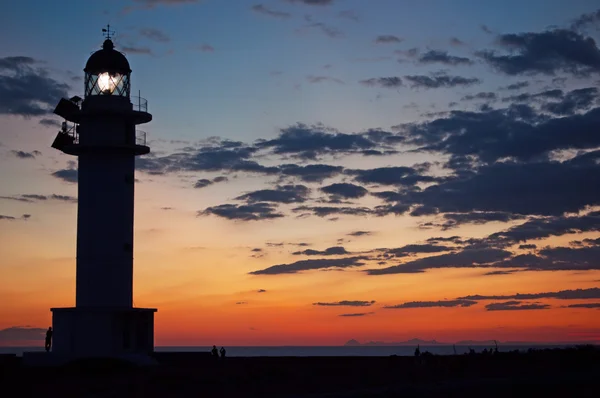 Formentera, Baleárské ostrovy, Španělsko: pohled Es Cap de Barbaria Lighthouse při západu slunce, maják postaven v roce 1972 a nachází na vzdáleném jižním cípu ostrova na vrcholu skalnatého útesu — Stock fotografie