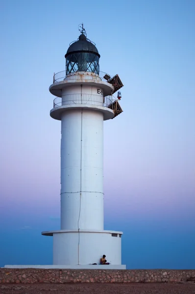 Formentera, Islas Baleares, España: vista del faro de Es Cap de Barbaria al atardecer, faro construido en 1972 y situado en el extremo sur de la isla en la cima de un acantilado rocoso — Foto de Stock